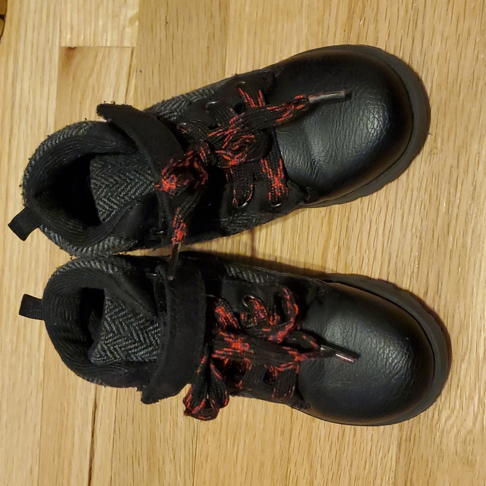 Carter's toddler boys black size 8 boots
